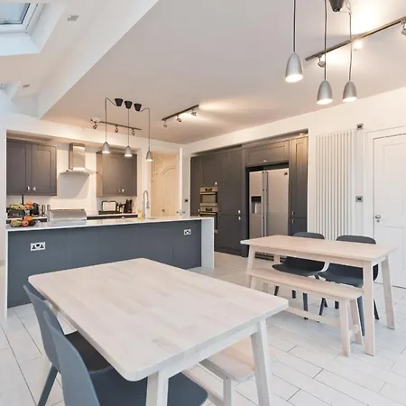 Luxury Family 2 W/ Tv Wifi Hardr702 * Dublin